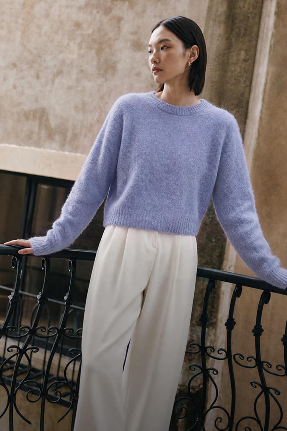 Donna con maglione color lavanda in cashmere Lilysilk