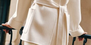 Double-Faced Wool-Cashmere Short Coat di Lilysilk
