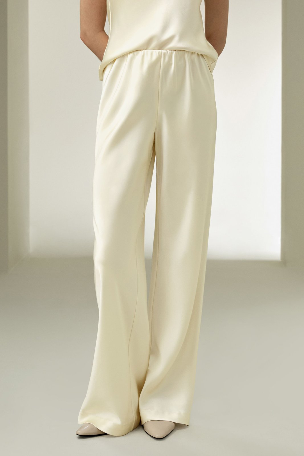 Full Bias Cut Silk Pants in heller Farbe