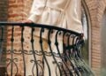 Lilysilk Mode-Editorial mit getragenen Seidenteilen