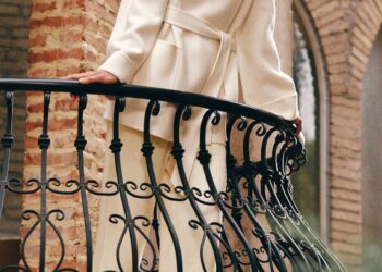 Lilysilk Mode-Editorial mit getragenen Seidenteilen