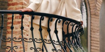 Lilysilk Mode-Editorial mit getragenen Seidenteilen