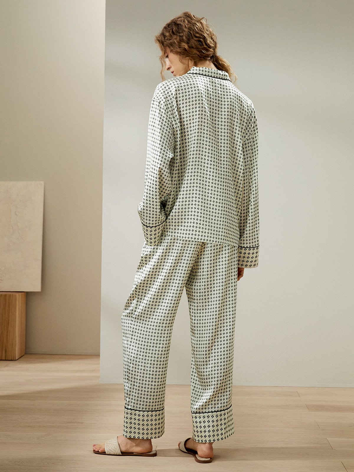 Pena Pyjama-Set mit grafischem Seidendruck von Lilysilk