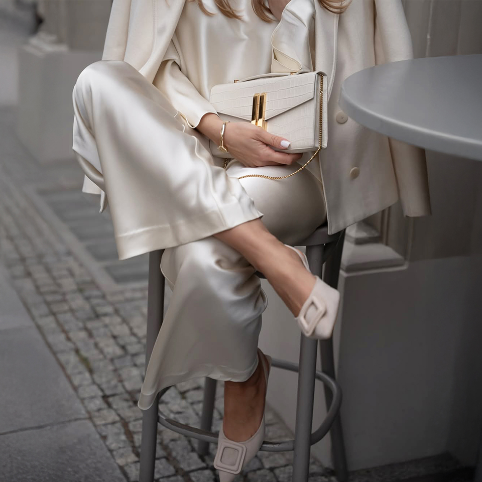 Detailaufnahme einer eleganten Seidenbekleidung