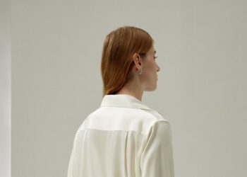Frau trägt das cremefarbene SOS Shirt aus Seide von Lilysilk von hinten