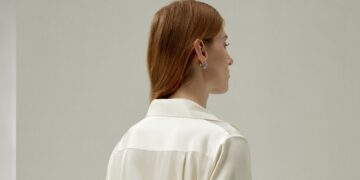Frau trägt das cremefarbene SOS Shirt aus Seide von Lilysilk von hinten