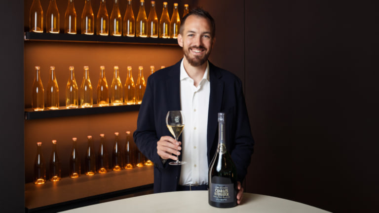 Weinfachmann bei der Arbeit im Weinkeller