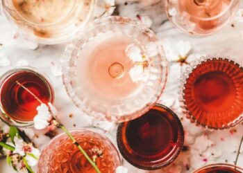 Weingläser und Blüten in einer stilvollen Wein-Inszenierung