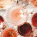 Weingläser und Blüten in einer stilvollen Wein-Inszenierung