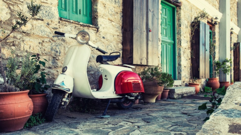 Vespa auf einer Gasse in einer italienischen Weinregion