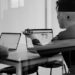 Jasne biuro z laptopem i monitorem podczas pracy nad stroną internetową