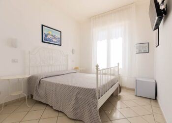 Camera luminosa di Ocean Hotels con letto matrimoniale