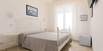 Camera luminosa di Ocean Hotels con letto matrimoniale
