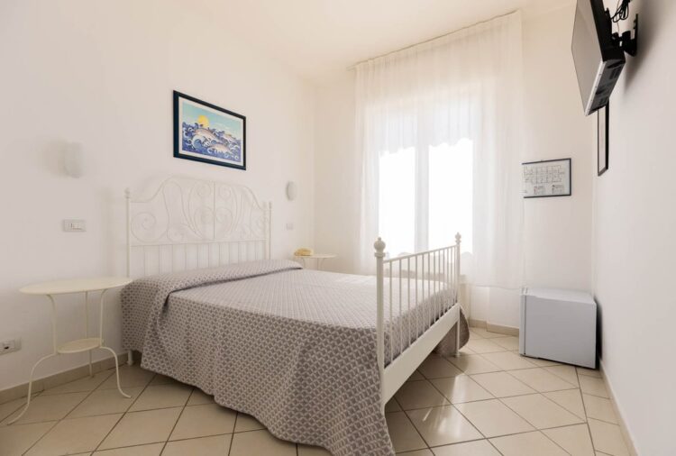 Camera luminosa di Ocean Hotels con letto matrimoniale