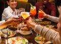 Freunde beim Essen mit Cocktails im One World Observatory