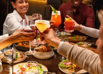 Freunde beim Essen mit Cocktails im One World Observatory