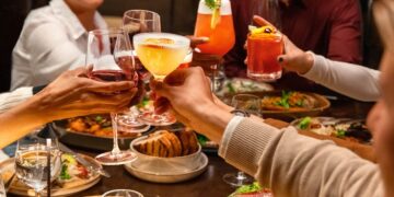Freunde beim Essen mit Cocktails im One World Observatory