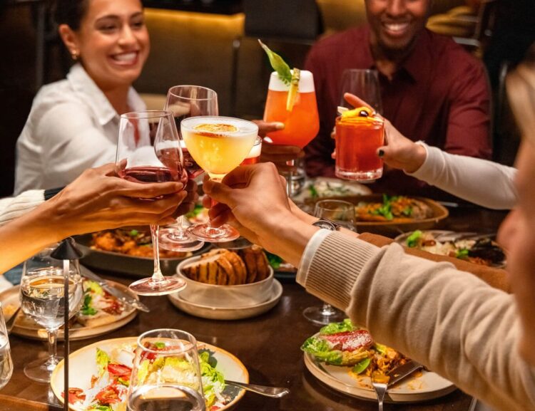 Freunde beim Essen mit Cocktails im One World Observatory
