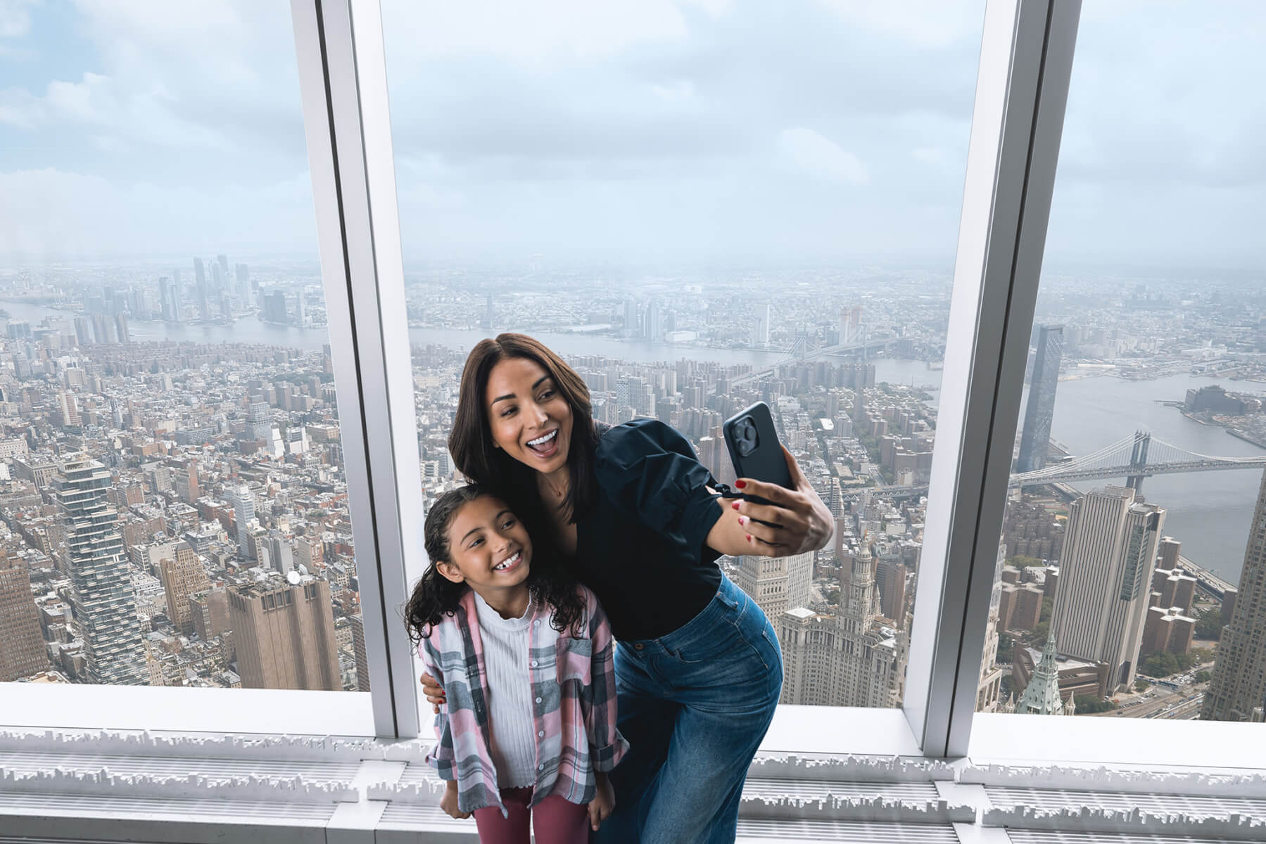 Família a observar Nova Iorque no miradouro do One World Observatory