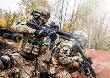 Paintball-Spielszene im Woodland-Feld