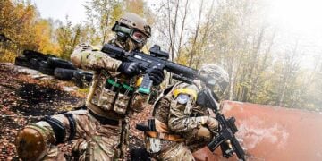 Paintball-Spielszene im Woodland-Feld