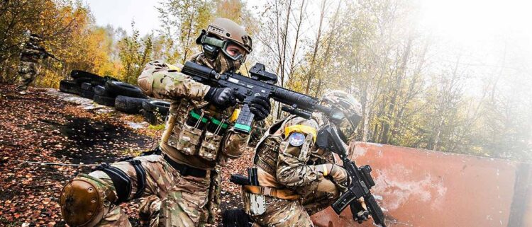 Paintball-Spielszene im Woodland-Feld