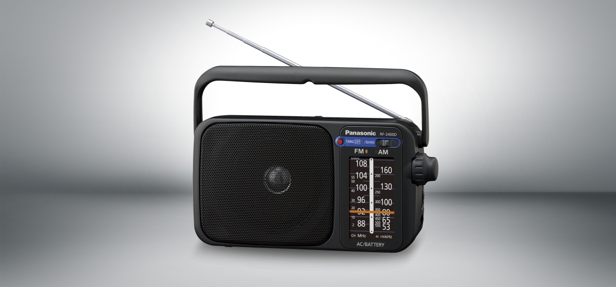 Černé přenosné rádio Panasonic RF-2400 s velkým ladicím knoflíkem