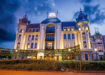 Façade illuminée du Plopsaland Theater Hotel en soirée