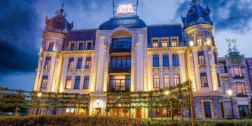 Façade illuminée du Plopsaland Theater Hotel en soirée