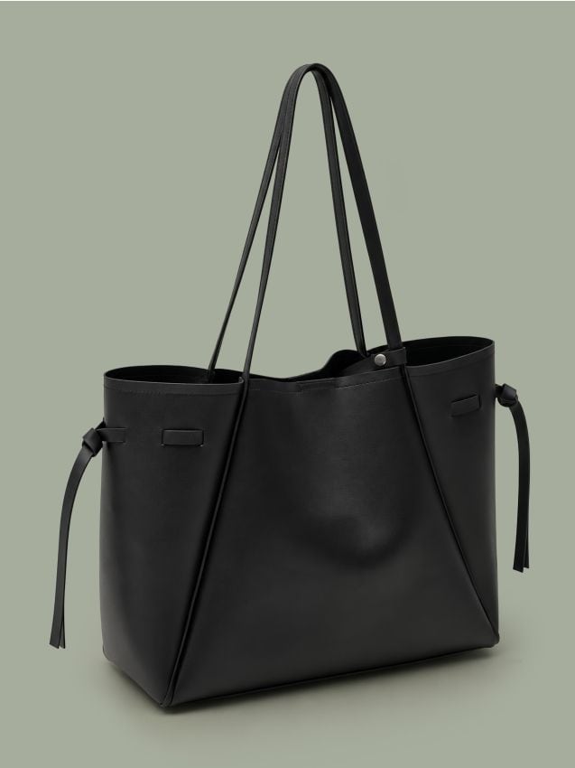 Juoda shopper tipo rankinė su kosmetine