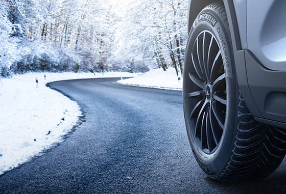 Michelin-Reifen auf winterlicher Straße