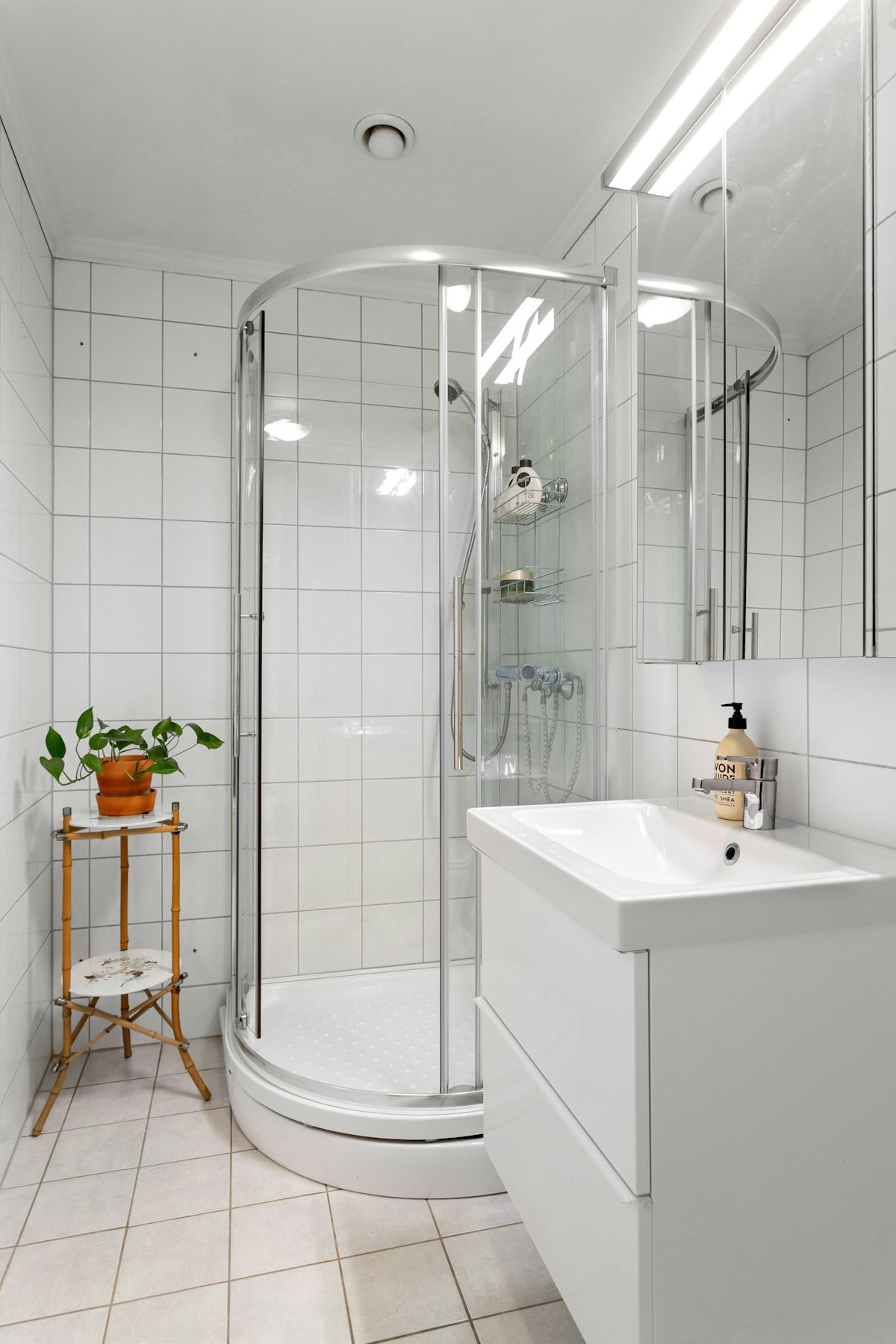 Neutral bathroom interior with contemporary fixtures