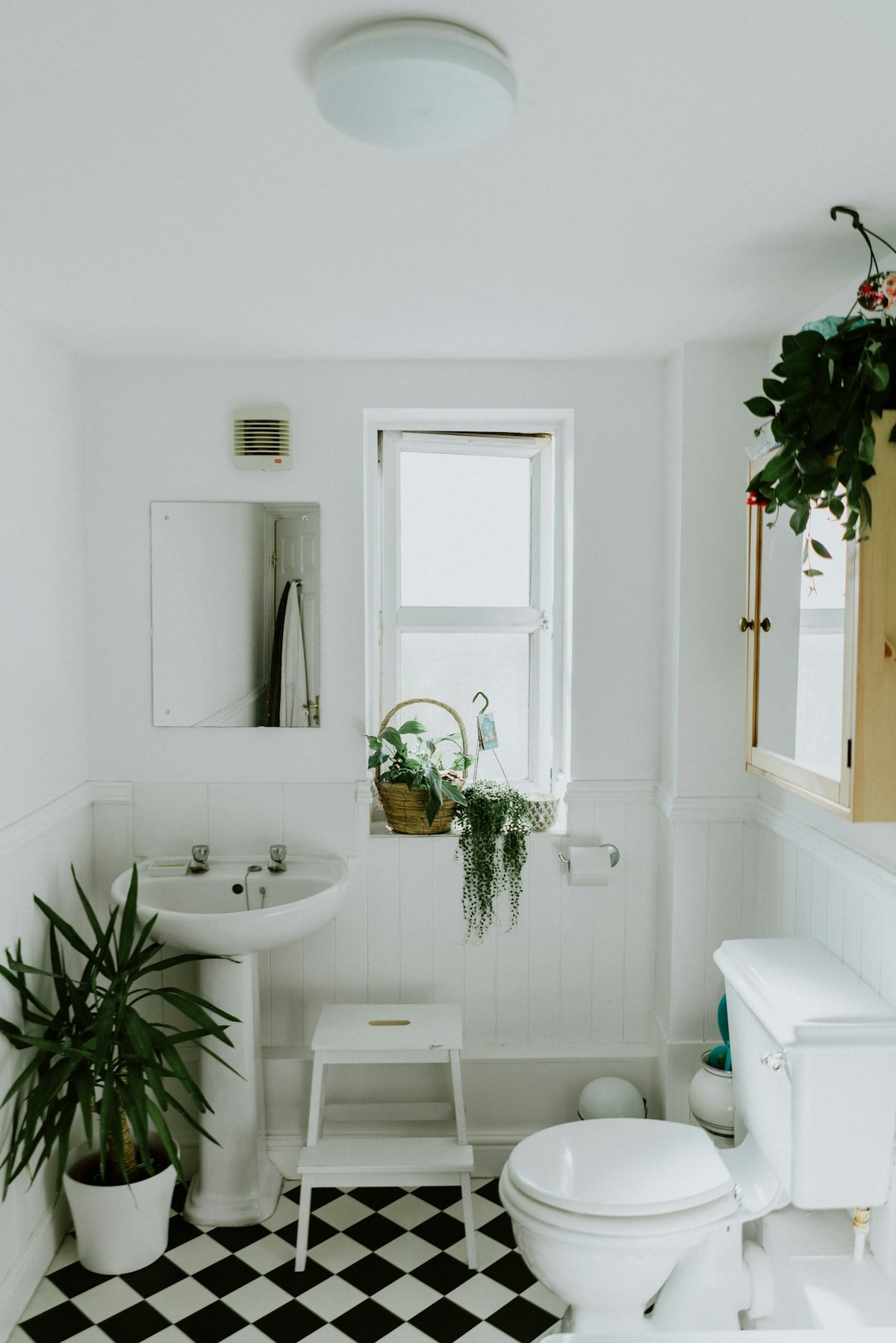 Modern bathroom basin and mirror