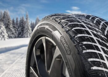 Goodyear-Reifen im Nahbild auf winterlicher Straße
