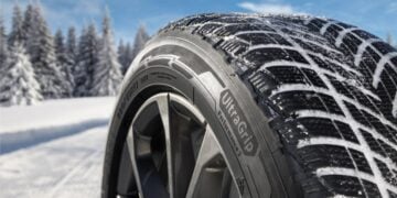Goodyear-Reifen im Nahbild auf winterlicher Straße
