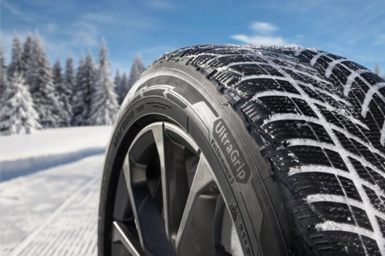 Goodyear-Reifen im Nahbild auf winterlicher Straße
