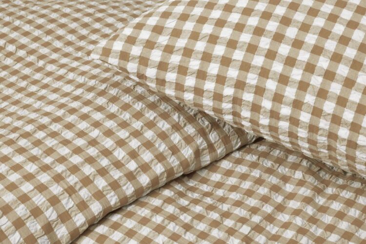 Juna Bæk & Bølge karamelinės ir kreminės spalvos patalynės komplektas