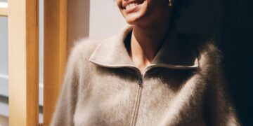 Gebürstete Kaschmir-Zip-Strickjacke in Kamel auf Model