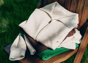 Gefaltete Lilysilk-Bekleidung auf grünem und braunem Textiluntergrund