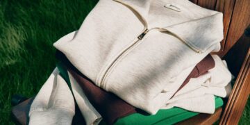 Gefaltete Lilysilk-Bekleidung auf grünem und braunem Textiluntergrund