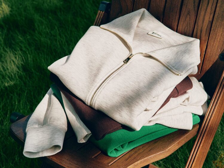 Gefaltete Lilysilk-Bekleidung auf grünem und braunem Textiluntergrund