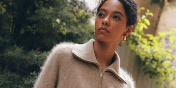 Lilysilk-Kleidung in einer redaktionellen Lifestyle-Aufnahme
