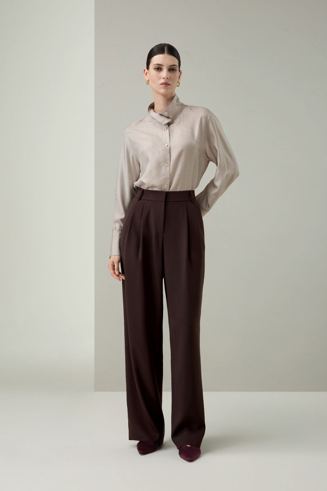 Gefaltete Seiden-Crêpe-Hose mit geradem Bein in Braun