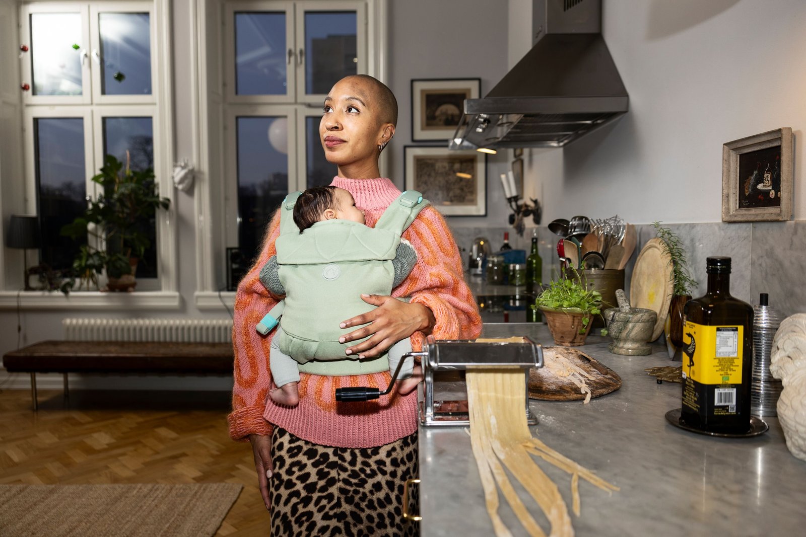 Ouder met baby in een Najell Easy vol. 2 draagzak