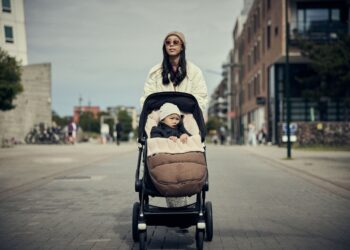 Najell voetenzak in espresso bruin aan een kinderwagen