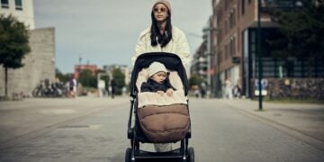 Najell voetenzak in espresso bruin aan een kinderwagen