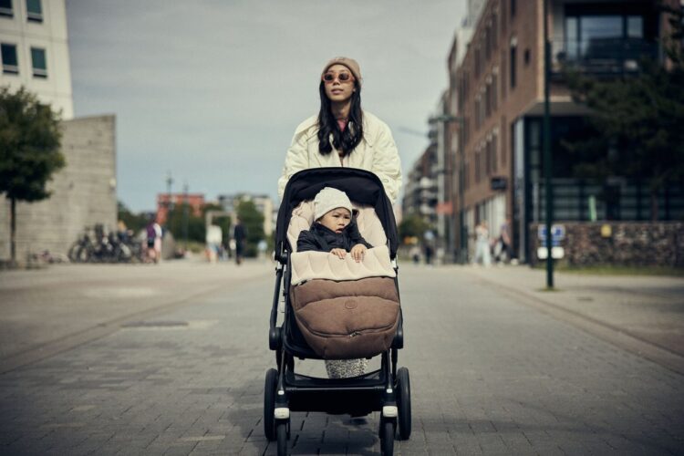 Najell voetenzak in espresso bruin aan een kinderwagen