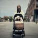 Najell voetenzak in espresso bruin aan een kinderwagen