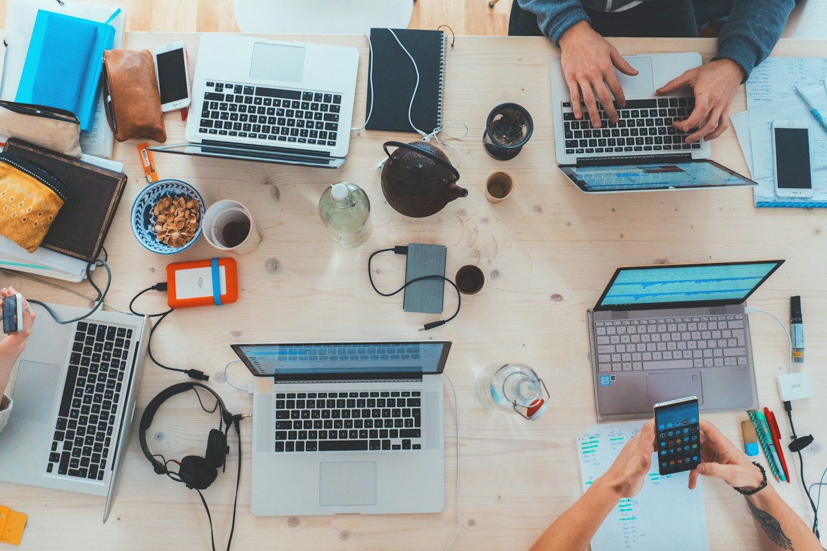 Zespół pracuje wspólnie przy laptopach
