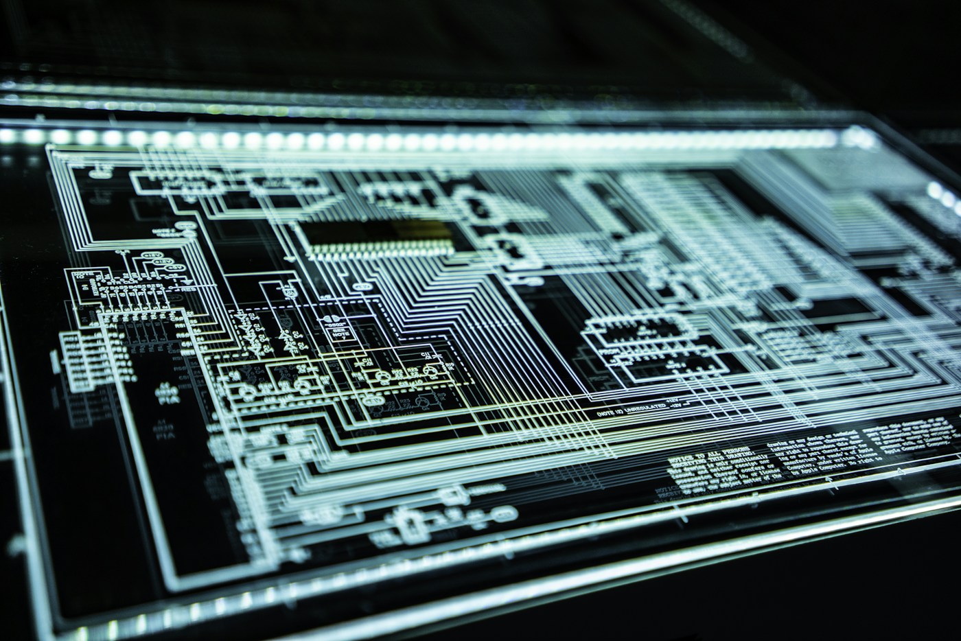 Zbliżenie na ścieżki elektroniczne na płytce